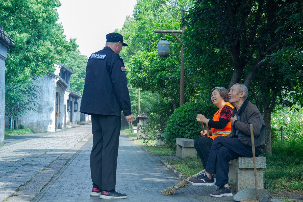 我想给老人买一个助听器 老年人的耳朵不太好 应该怎么搭配?