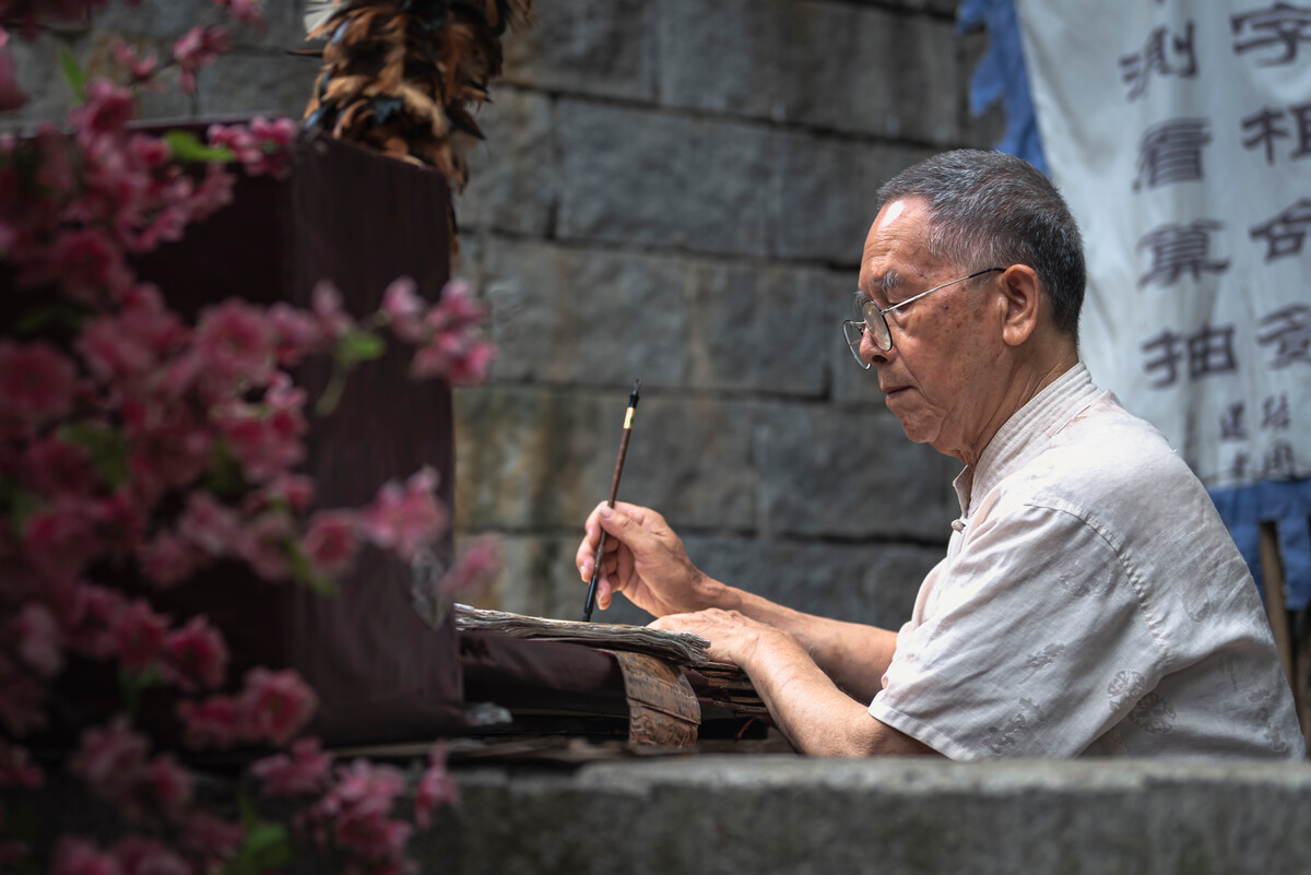 我想给老人买一个助听器 老年人的耳朵不太好 应该怎么搭配?