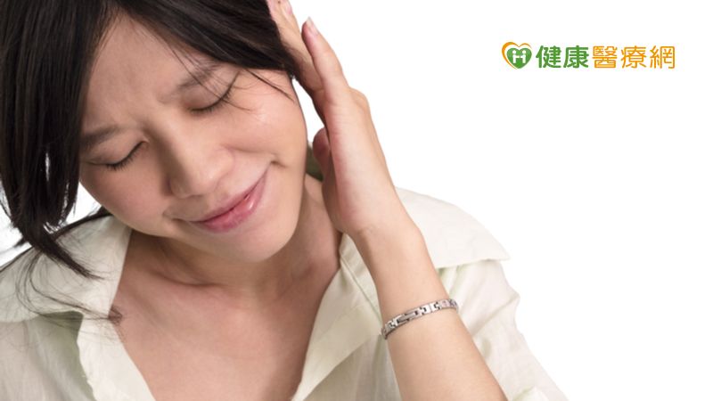 耳鸣逐渐年轻化！如何舒缓耳鸣？拳头按揉晕听区